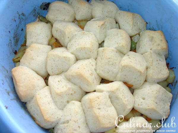 Дрожжевые пампушки с индюшкой и овощами.