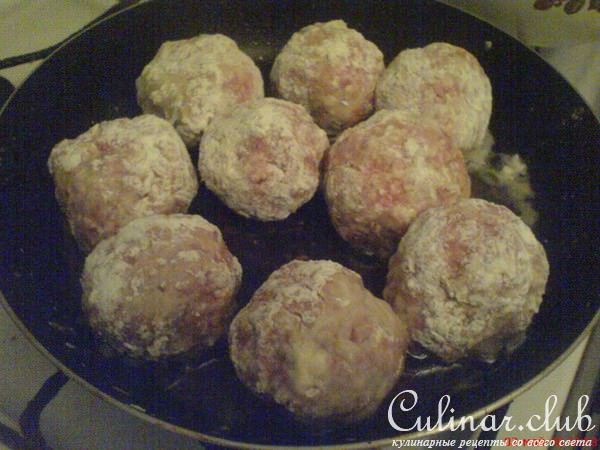 Мясные крокеты с перепелиным яйцом и зелёным пюре.