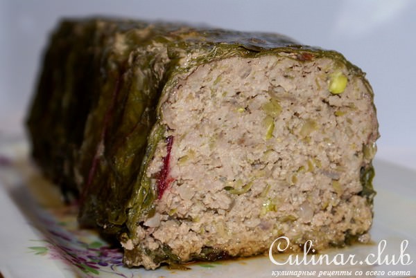 Мясной хлеб с фисташками запечённый в свекольных листьях