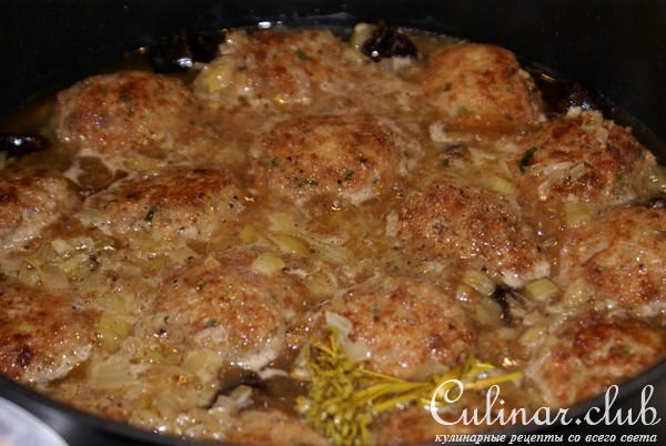 Мясо-овощные тефтели с фасолью и черносливом
