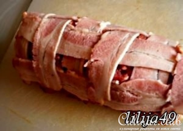Мясной рулет в беконе