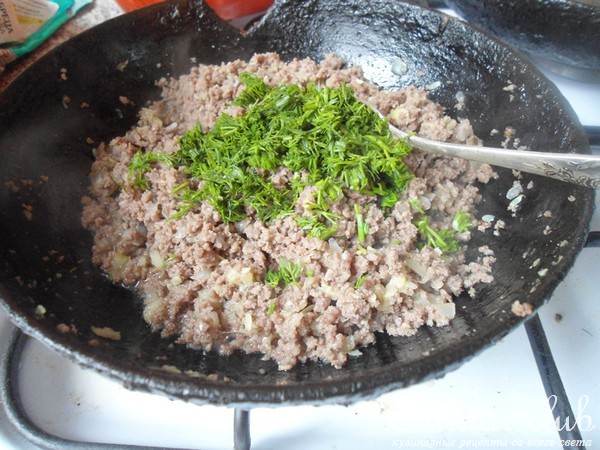Баклажаны, фаршированные мясным фаршем с сыром.