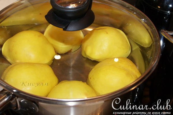Айва фаршированная под соусом из дикой брусники