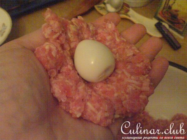 Мясные крокеты с перепелиным яйцом и зелёным пюре.
