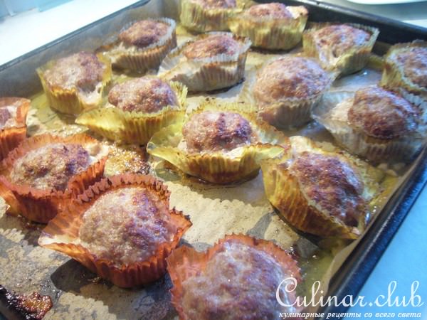 Мясные маффины с начинкой из камамбера