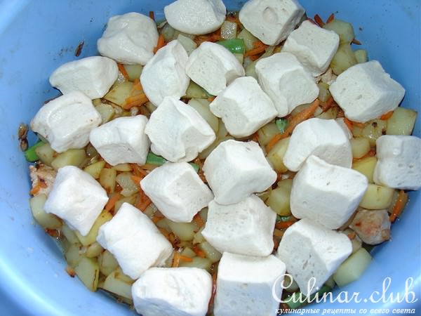Дрожжевые пампушки с индюшкой и овощами.