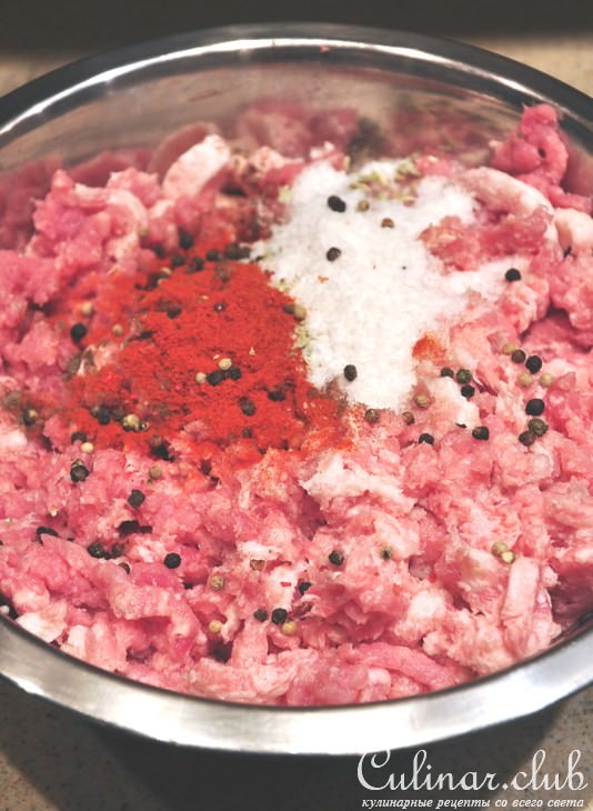 Запеченная сальсичча с розовым картофелем, розмарином и чесноком