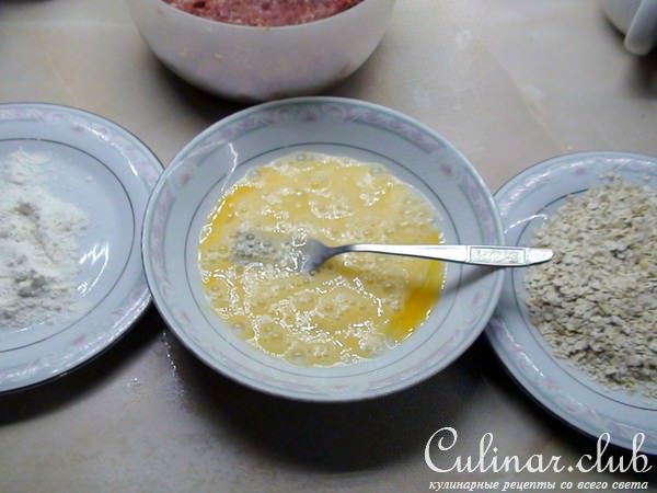 Мясные «пальчики» в панировке из овсяных хлопьев.