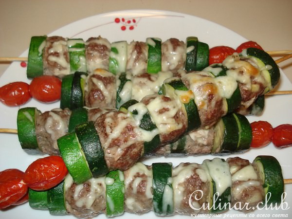 Шашлычки из рубленого мяса с кабачками цукини.