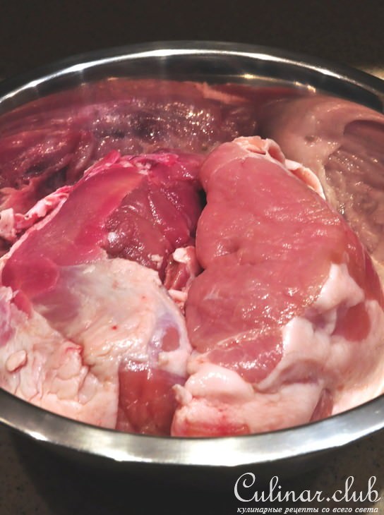 Запеченная сальсичча с розовым картофелем, розмарином и чесноком