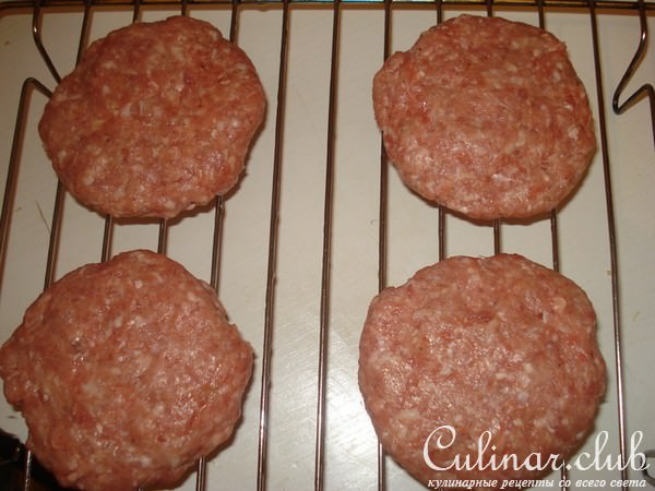 котлеты с копчёным сыром и соусом из сладкого перца