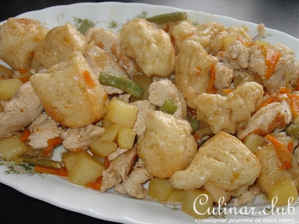 Дрожжевые пампушки с индюшкой и овощами.