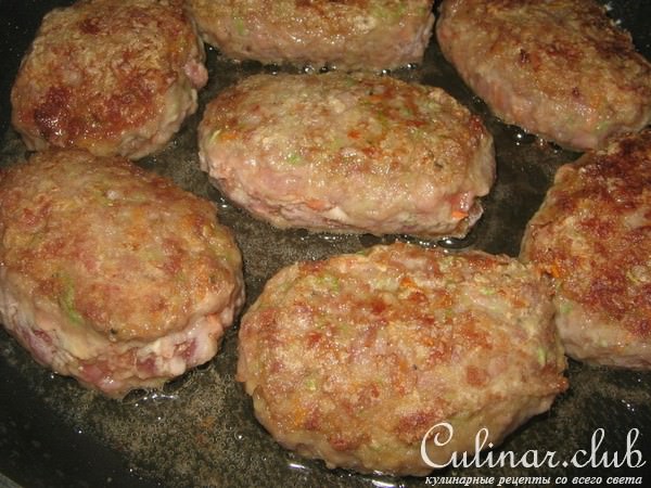 Котлеты из мясного фарша и овощной смеси.