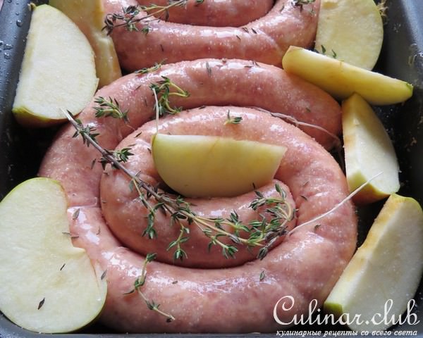 СВИНЫЕ КОЛБАСКИ, ЗАПЕЧЕННЫЕ С ЯБЛОКОМ И ТИМЬЯНОМ