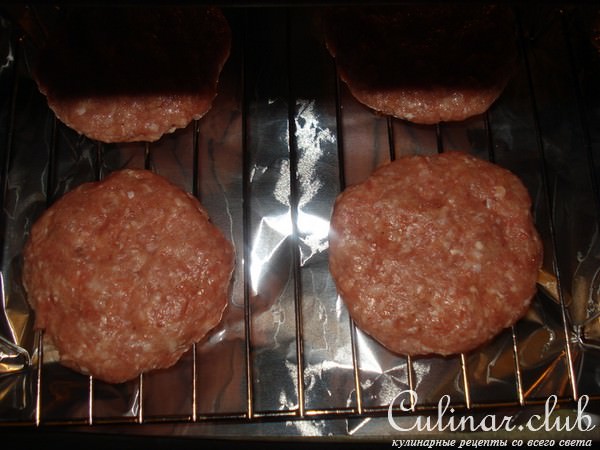 котлеты с копчёным сыром и соусом из сладкого перца
