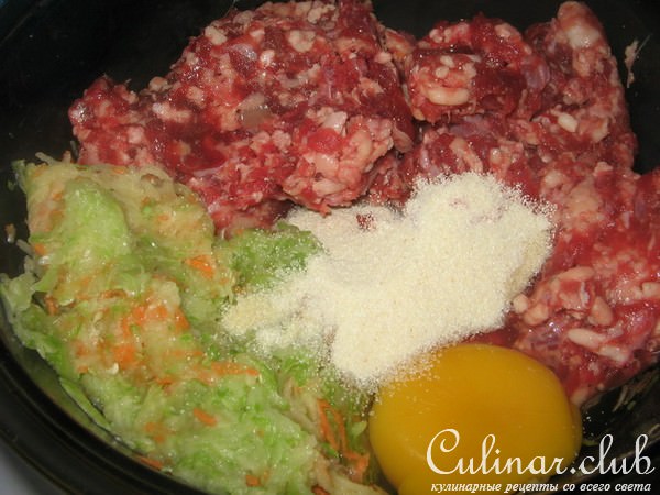 Котлеты из мясного фарша и овощной смеси.