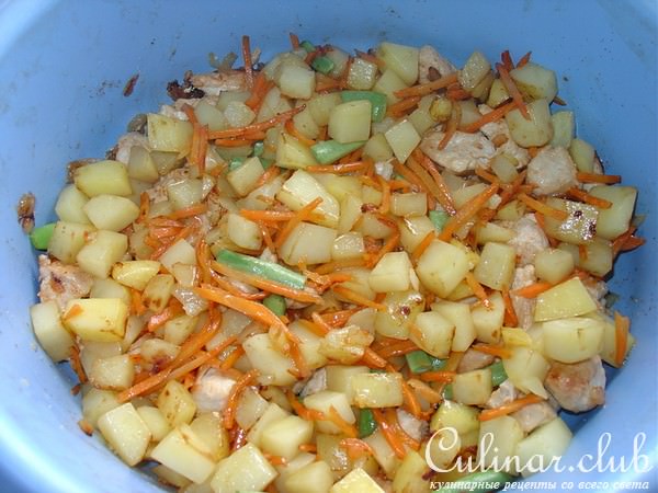 Дрожжевые пампушки с индюшкой и овощами.