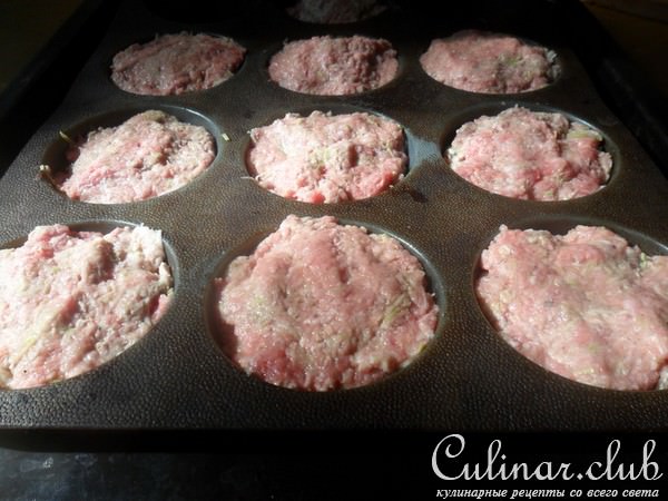Мясные маффины с сырной начинкой