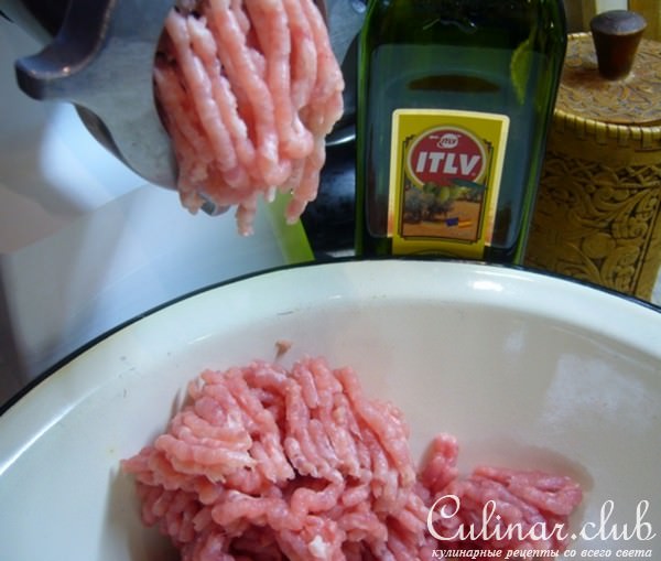 Мясной рулет с колбасками и картофелем