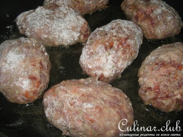 Котлеты из мясного фарша и овощной смеси.