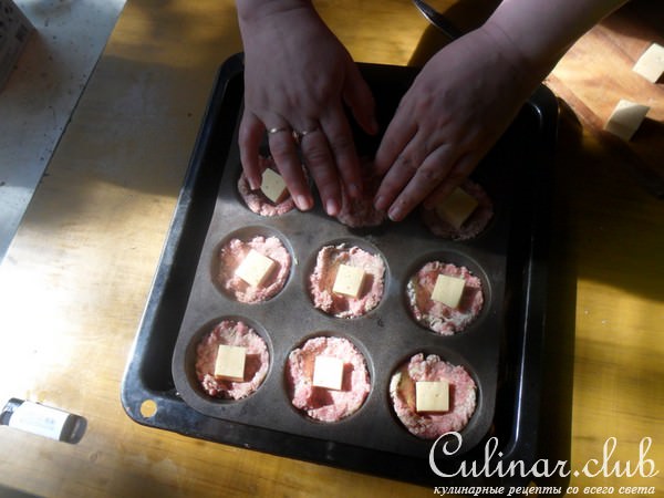 Мясные маффины с сырной начинкой