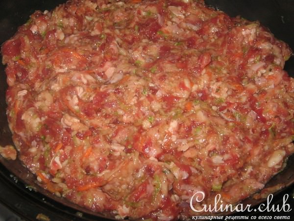 Котлеты из мясного фарша и овощной смеси.