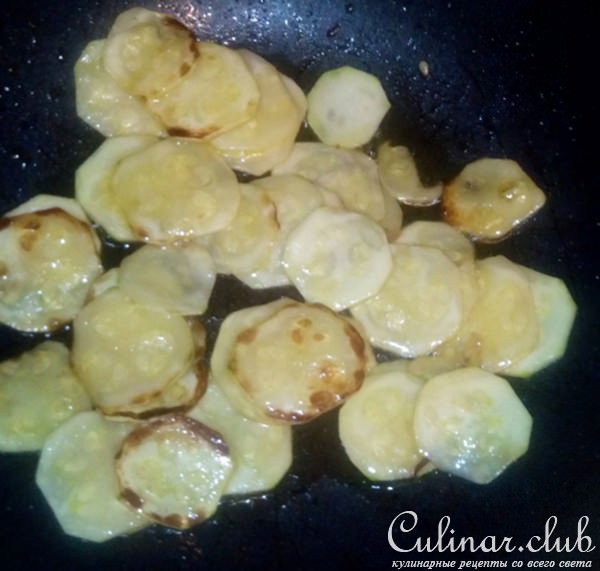 Паста с кабачком, петрушкой и креветками