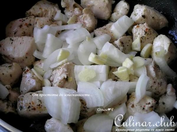 Спагетти с курицей, зеленым горошком и итальянскими травами