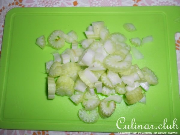 Фарфалле с сельдереем и орехами
