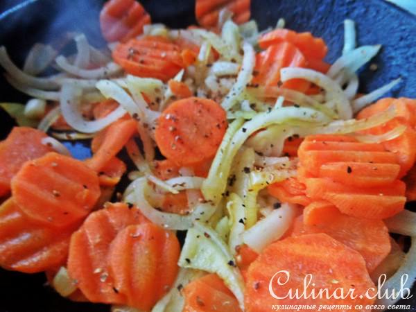 Тёплый салат из "пенне" с овощами и рыбкой