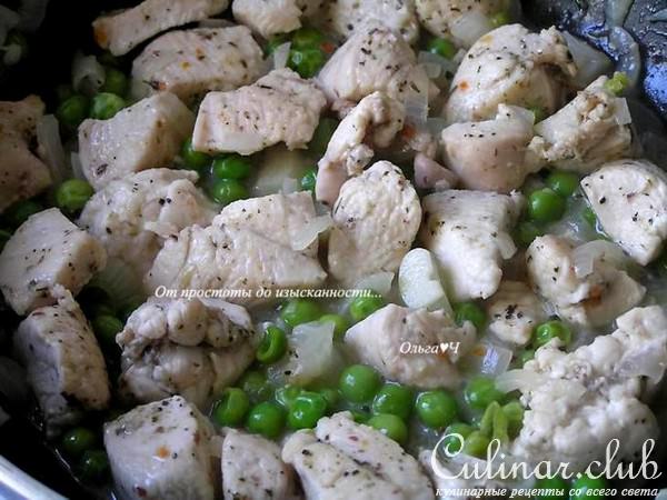 Спагетти с курицей, зеленым горошком и итальянскими травами