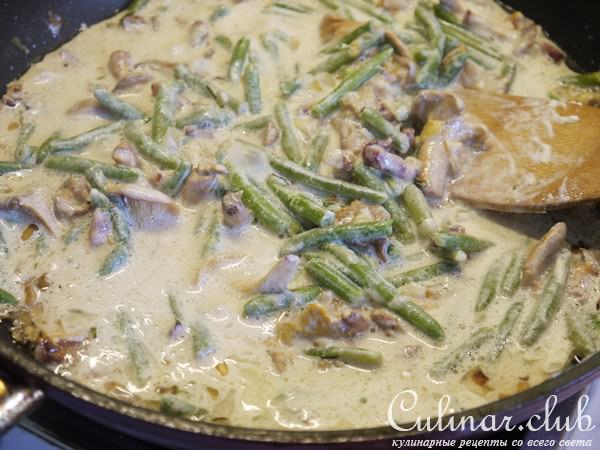 Паста со сливочным соусом из лисичек и стручковой фасоли
