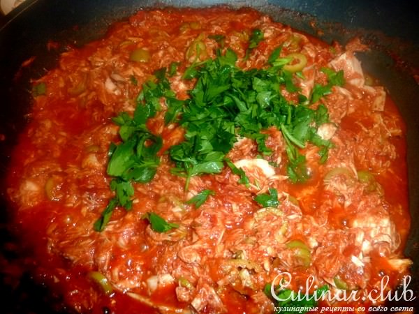 Farfalle с томатным соусом с тунцом и оливками