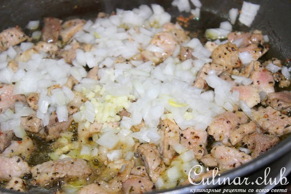 Мясная паста с цикорием в сливочном соусе.