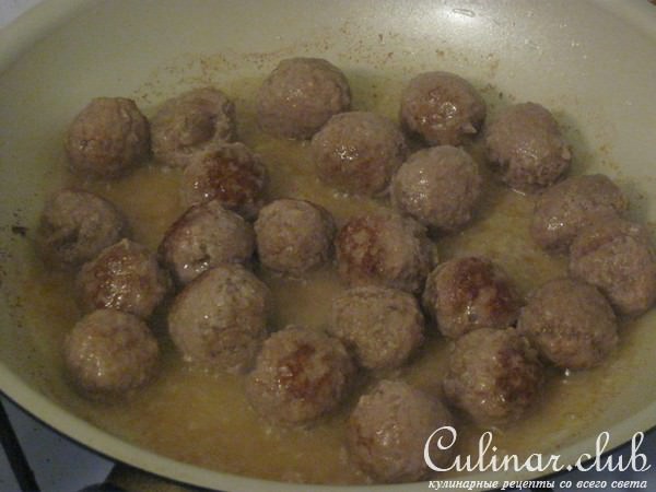 Паста с мясными шариками, томатами и зеленым горошком