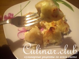 Лумакони с куриным фаршем, запечённые под соусом 