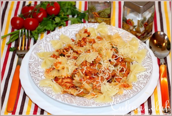 Farfalle с томатным соусом с тунцом и оливками
