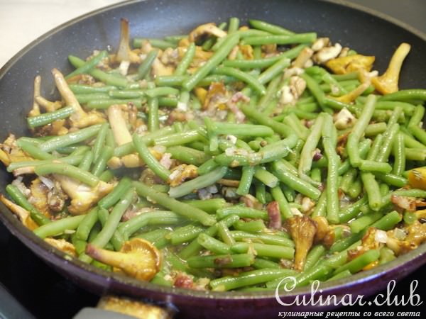 Паста со сливочным соусом из лисичек и стручковой фасоли