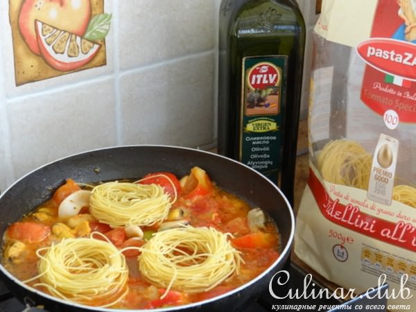 Паста с морским коктейлем, оливками и овощами 