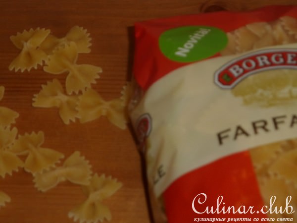 Farfalle с томатным соусом с тунцом и оливками
