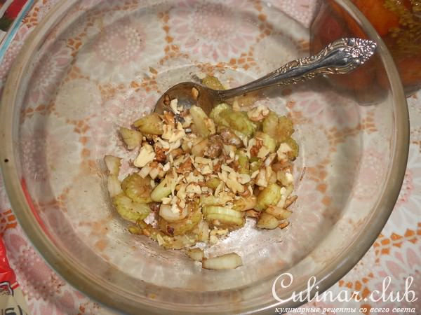 Фарфалле с сельдереем и орехами