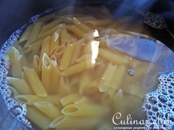 Тёплый салат из "пенне" с овощами и рыбкой