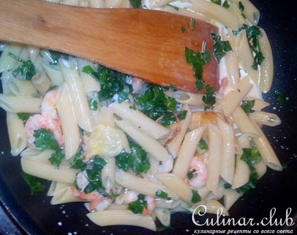 Паста с кабачком, петрушкой и креветками