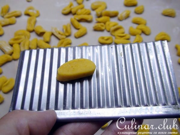 Домашняя паста маллореддус (Malloreddus) с розовым соусом Аврора. Ньокки с шафраном.