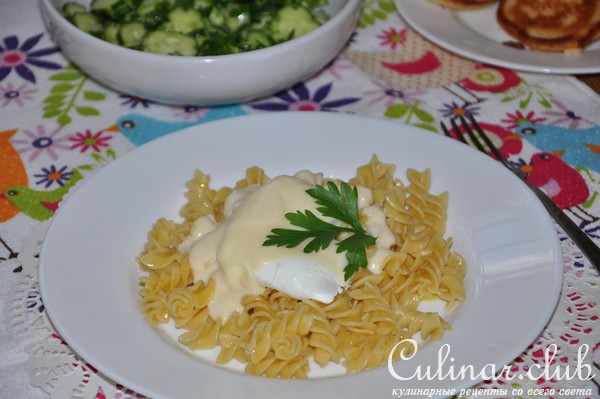 Паста с соусом бешамель и яйцом-пашот + салат (ФМ - 150 р)