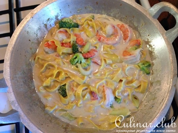 Тальятели с куркумой в кокосовом соусе с брокколи и креветками
