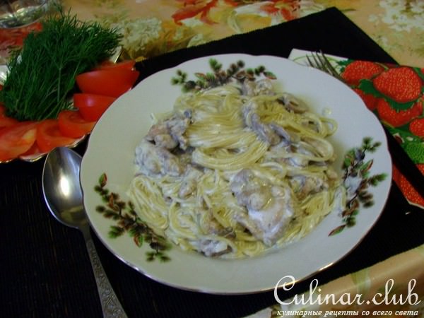 Спагетти с курицей и грибами в сливочном соусе