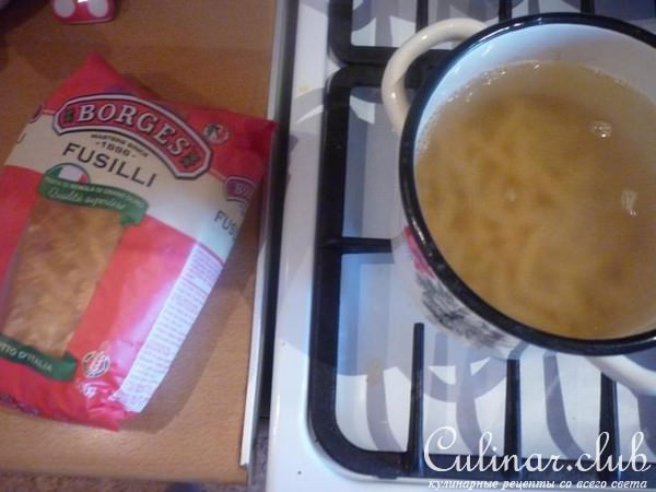 FUSILLI С ЗЕЛЁНЫМ СОУСОМ И ЛОСОСЕМ