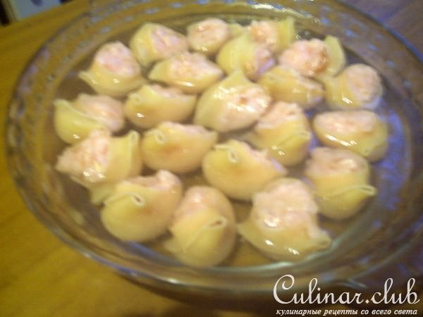 Лумакони с куриным фаршем, запечёные под соусом "Бешамель"