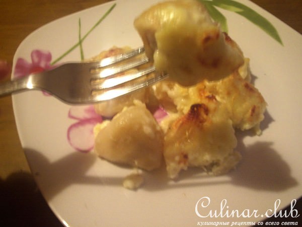 Лумакони с куриным фаршем, запечёные под соусом "Бешамель"